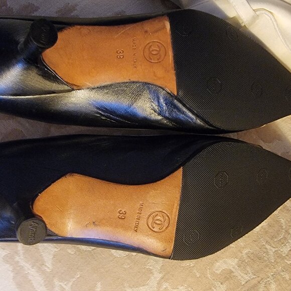 Gently worn | Lovingly restored AUTHENTIC Channel pumps - Picture 4 of 6